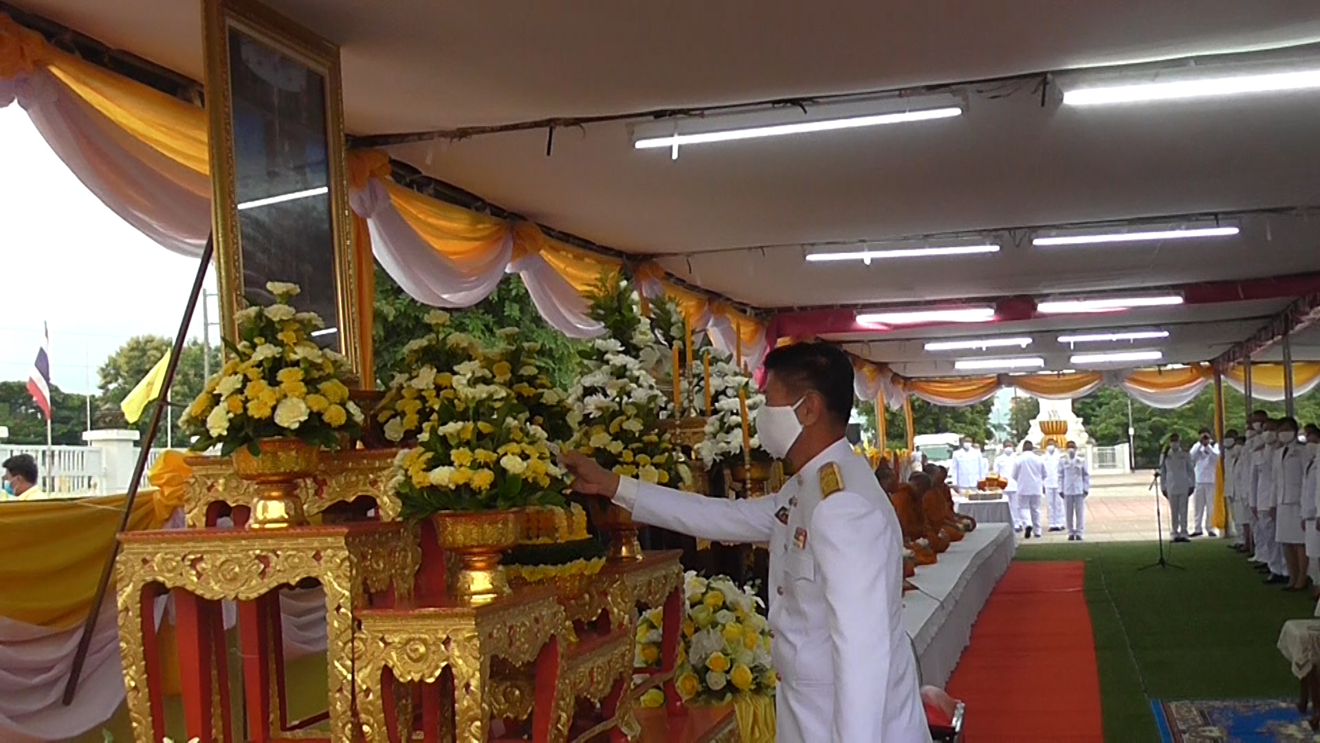 ผู้ว่าฯ หนองคาย นำพสกนิกรทุกหมู่เหล่าร่วมทำบุญตักบาตร ในวันเฉลิมพระชนมพรรษา พระบาทสมเด็จพระเจ้าอยู่หัว
