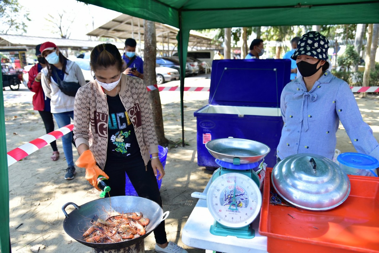 ​นครปฐมเร่งช่วยเกษตรกรผู้เลี้ยงกุ้ง เปิดตลาดให้นำกุ้งจากบ่อมาจำหน่าย​ เกือบ​ 2 ตันหมดเกลี้ยงในพริบตา