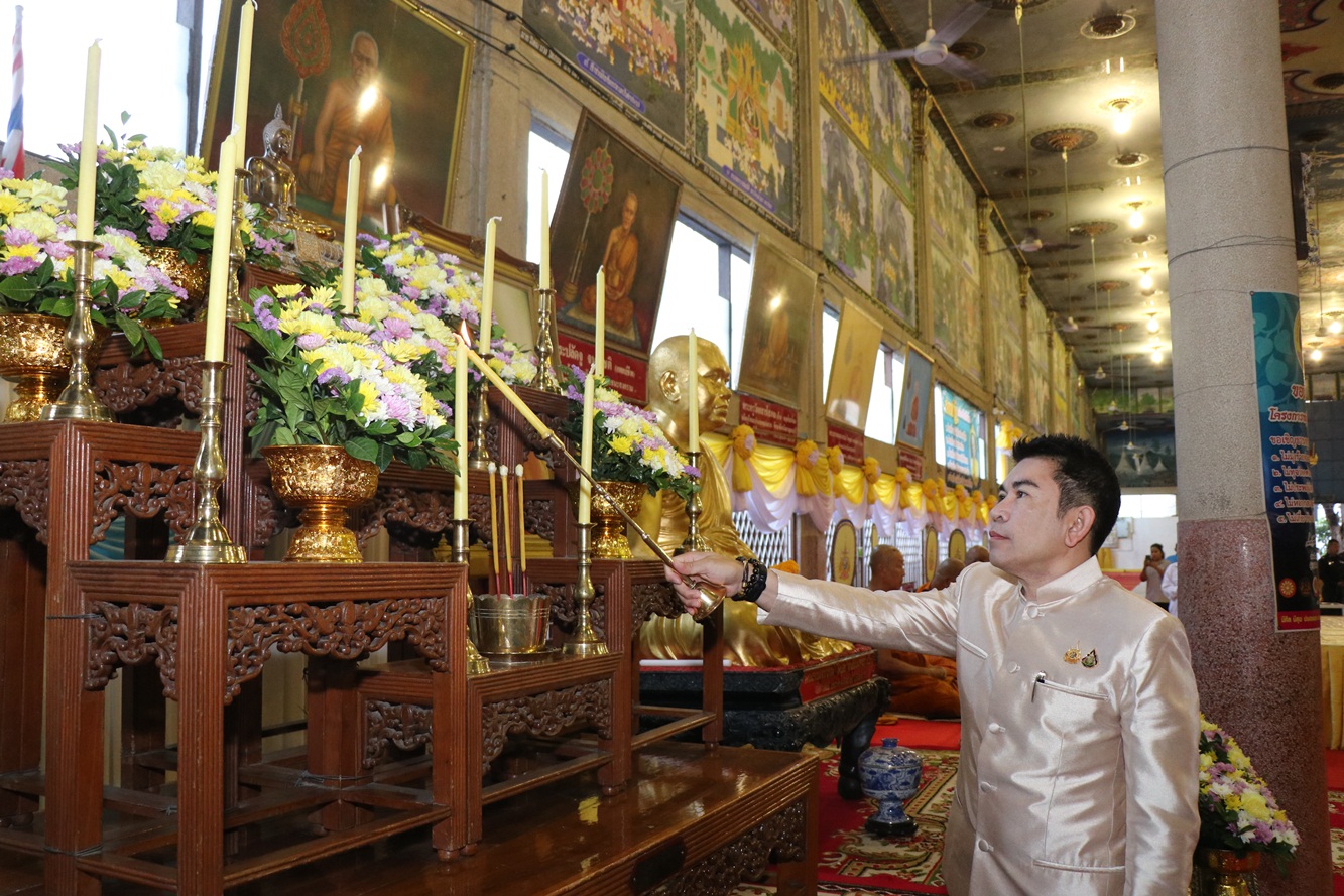 ผู้ว่าฯ กาญจนบุรี เป็น ปธ.จัดพิธีทำบุญตักบาตรข้าวสารอาหารแห้งในวันมาฆบูชา