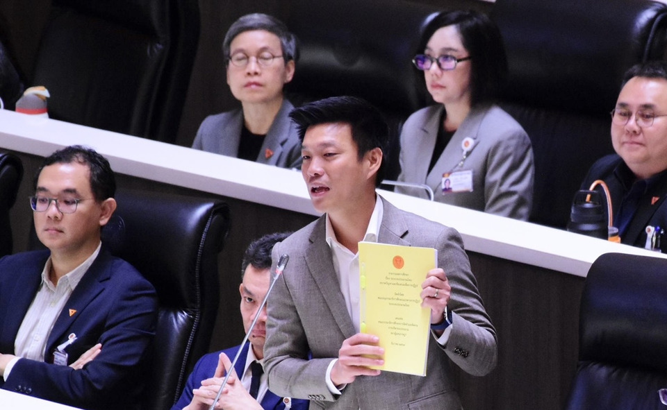  ‘เท้ง’ ซัด ‘รัฐบาล’ จัดงบฯปี70 ไม่ตอบโจทย์ แซะไม่ได้กำลังจะช่วยไทย แต่ค้ำยันอำนาจ ‘รัฐบาลสีน้ำเงิน’