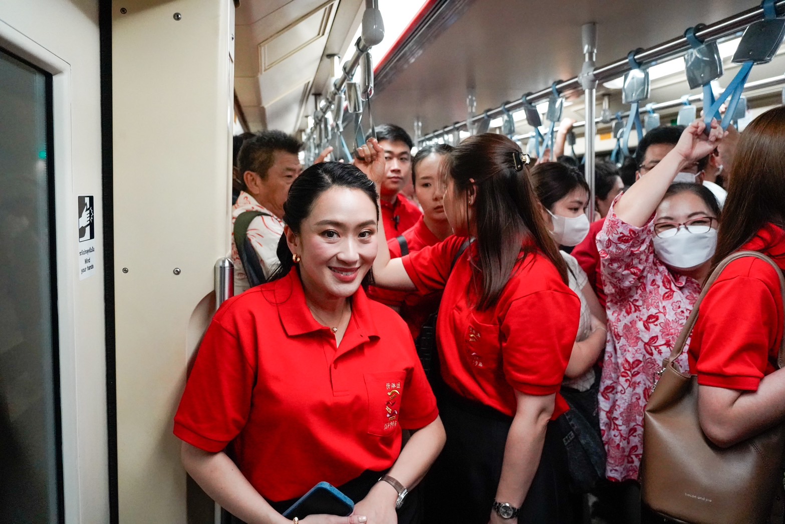 "นายกฯ " ย่องขึ้นรถไฟฟ้าใต้ดินร่วมงาน "ตรุษจีนเยาวราช" เช็คผลตอบรับขึ้นรถไฟฟ้าฟรี คนแห่ถ่ายรูปฝากความคิดถึง "พ่อทักษิณ"