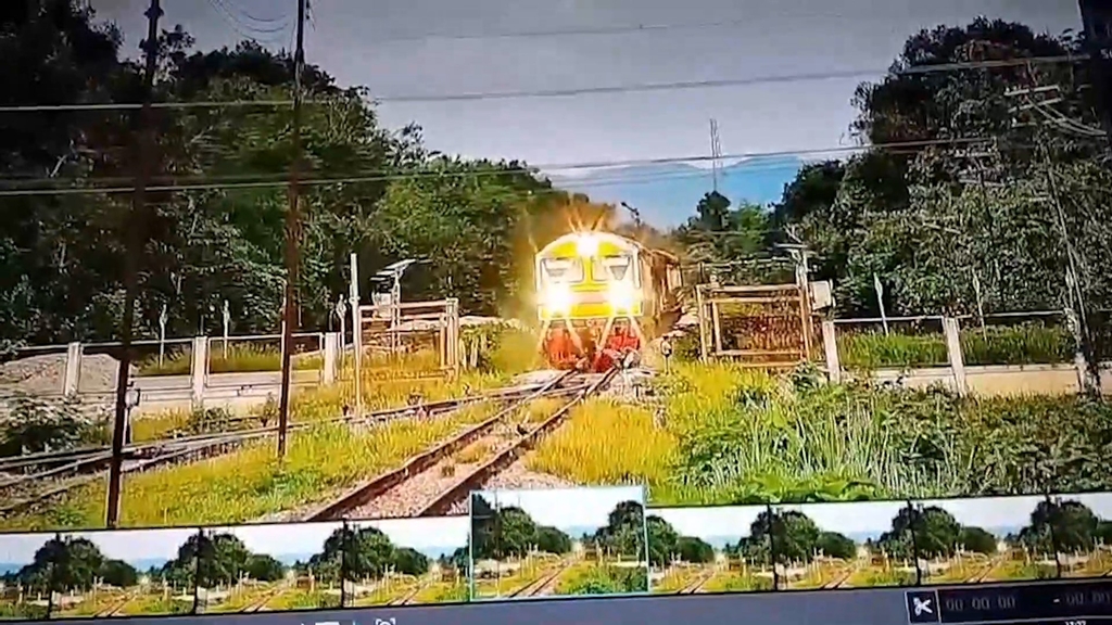 สลด!! รถไฟชนเด็ก 15 ปี ขับรถข้ามทางรถไฟ ดับ 2 ราย