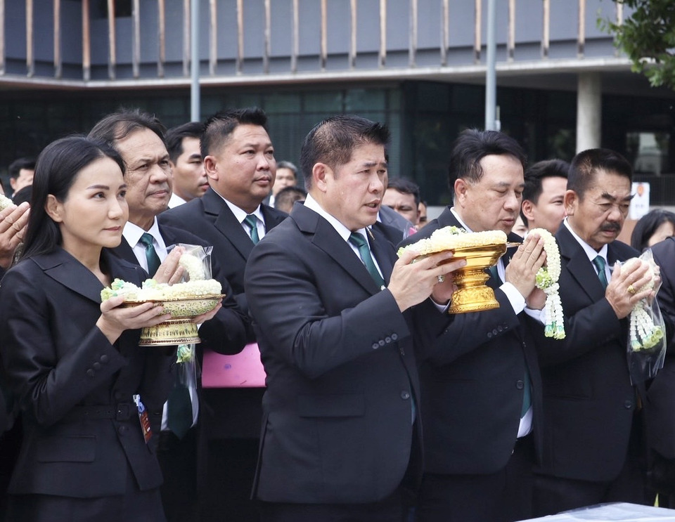 “ธรรมนัส” นำทีมสส.กล้าธรรม สักการะสิ่งศักดิ์สิทธิ์ประจำสภา ก่อนเข้ารายงานตัวสภา บอกสส.ใหม่ควรไหว้ก่อนทำงาน