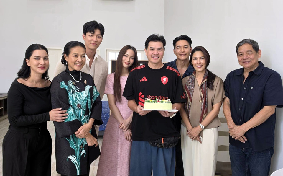 กบ ปภัสรา นำทีมนักแสดงเซอร์ไพรส์วันเกิด แจ๊บ เพ็ญเพ็ชร กลางกองฟิตติ้ง “ตะวันซ่อนฟ้า”