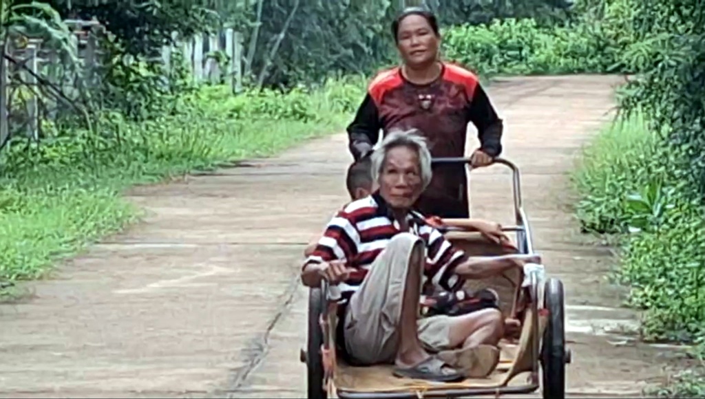 สุดเวทนา!! เฒ่าวัย 72 ตาบอดพาหลาน ป.4 ขาดเรียน ตระเวนขอทานกว่า 100 กม.