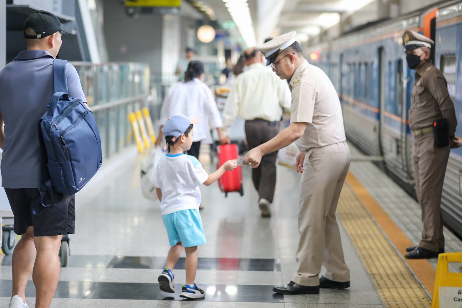 ปชช.แห่ใช้บริการรถไฟกลับเข้ากรุงเทพฯ ช่วงสงกรานต์ มั่นใจมีขบวนรถเพียงพอ เน้นยำ้ความปลอดภัยตลอดการเดินทาง