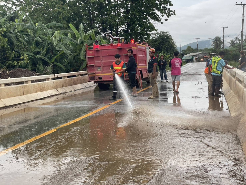 แม่สะเรียงเร่งฟื้นฟูสะพานบ้านห้วยสิงห์ หลังน้ำป่าหลาก ล่าสุดกลับมาสัญจรได้ปกติ 