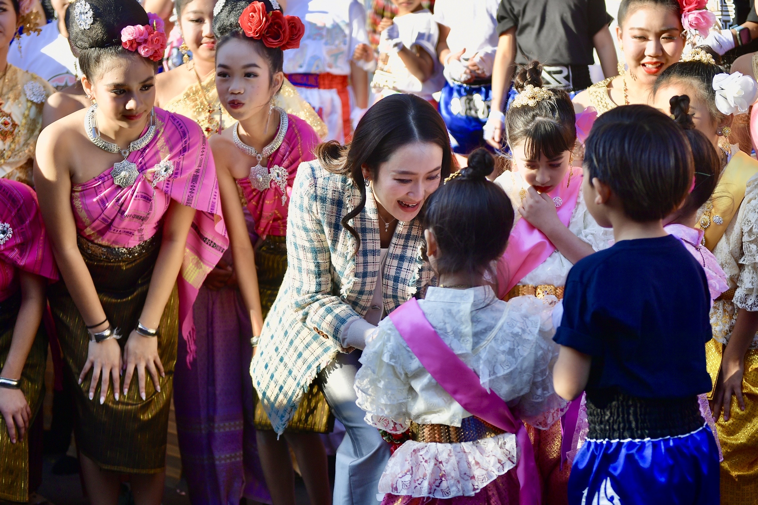 "นายกฯ" พบคนไทยในแอลเอ รับมอบเช็ค 30,000 ดอลล่าร์สหรัฐฯ ช่วยเหลือผู้ประสบอุทกภัย บอกมีโอกาสจะชวน "คุณพ่อ" มาเที่ยว 