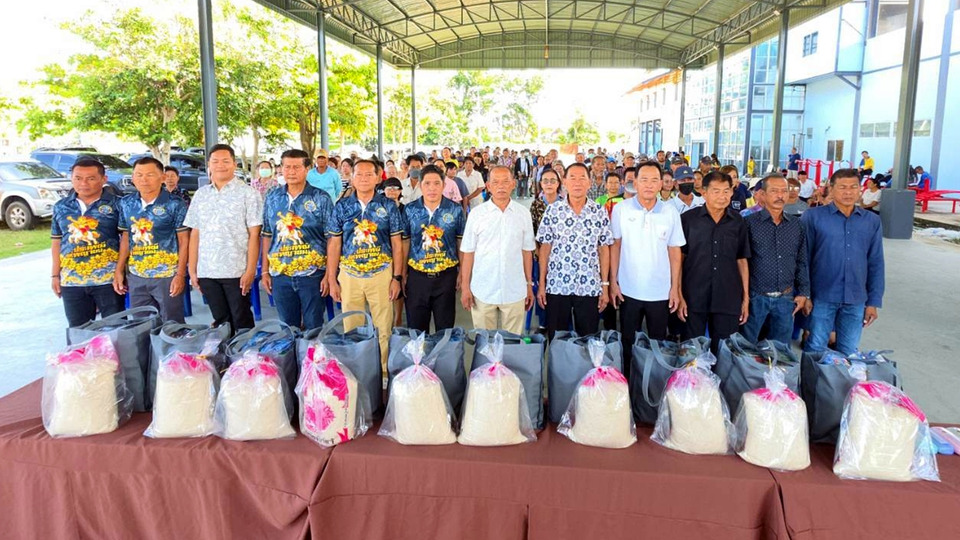 ทต.บางพระ มอบถุงยังชีพ-แว่นสายตา ช่วย 250 ครัวเรือนและประชาชน บรรเทาค่าครองชีพ