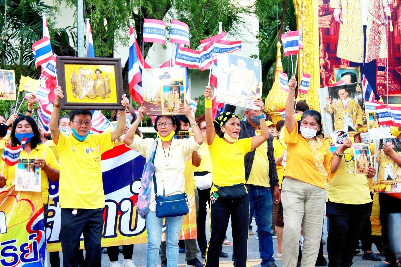  ชาวกลุ่มคนรักในหลวง หัวหิน-ปราณบุรี รวมพลังปกป้องสถาบันหน้าวังไกลกังวล 
