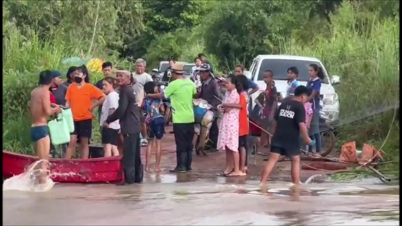 ระทึกสองเด็กน้อยพลัดตกฝายน้ำล้น ไหลไปกับน้ำที่เชี่ยวกราก ชาวบ้านช่วยทัน รอดหวุดหวิด