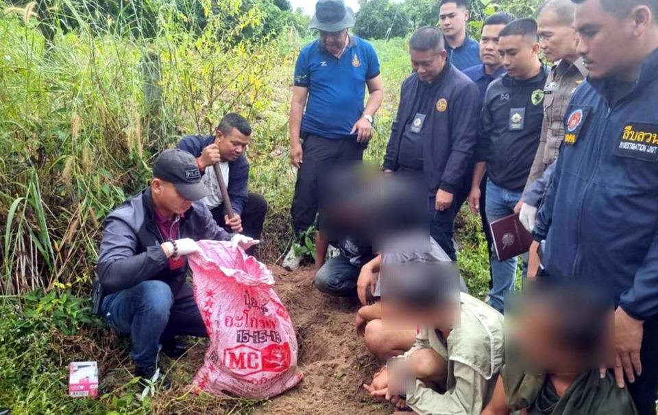 รวบ 4 เอเย่นต์วัยโจ๋ ขุดหลุมฝังยาบ้าในสวนมันสำปะหลัง 1 แสนเม็ด