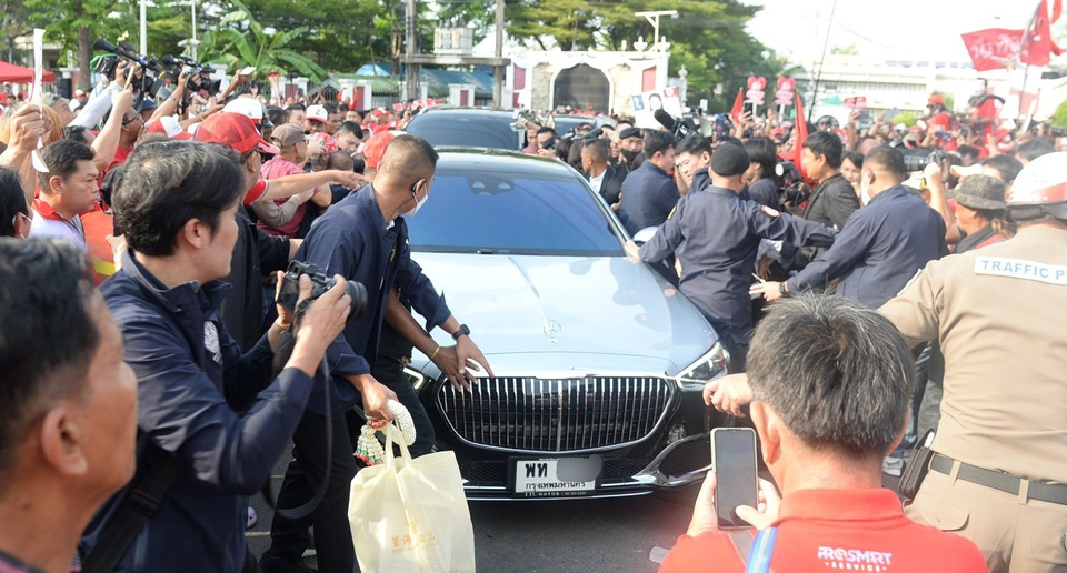 คอหวยแห่ส่องทะเบียนรถ “ทักษิณ” กลับบ้านจันทร์ส่องหล้า หลังพ้นโทษ 