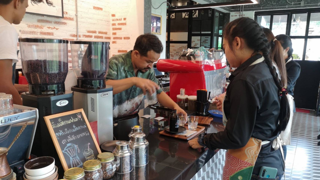 หนุ่มตรังไอเดียบรรเจิด.! พลิกกลยุทธ์เปิดร้านคาเฟ่ท้องถิ่น "ปิรัญญ่า คลาสสิค" ใกล้รางรถไฟ 