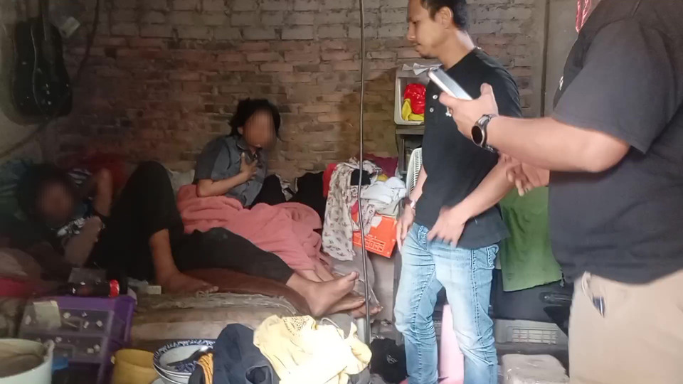 แม่ลูก "มือมีด" ก่อเหตุลักตัดทุเรียน ตร.ชุมพร บุกรวบคาที่นอน 