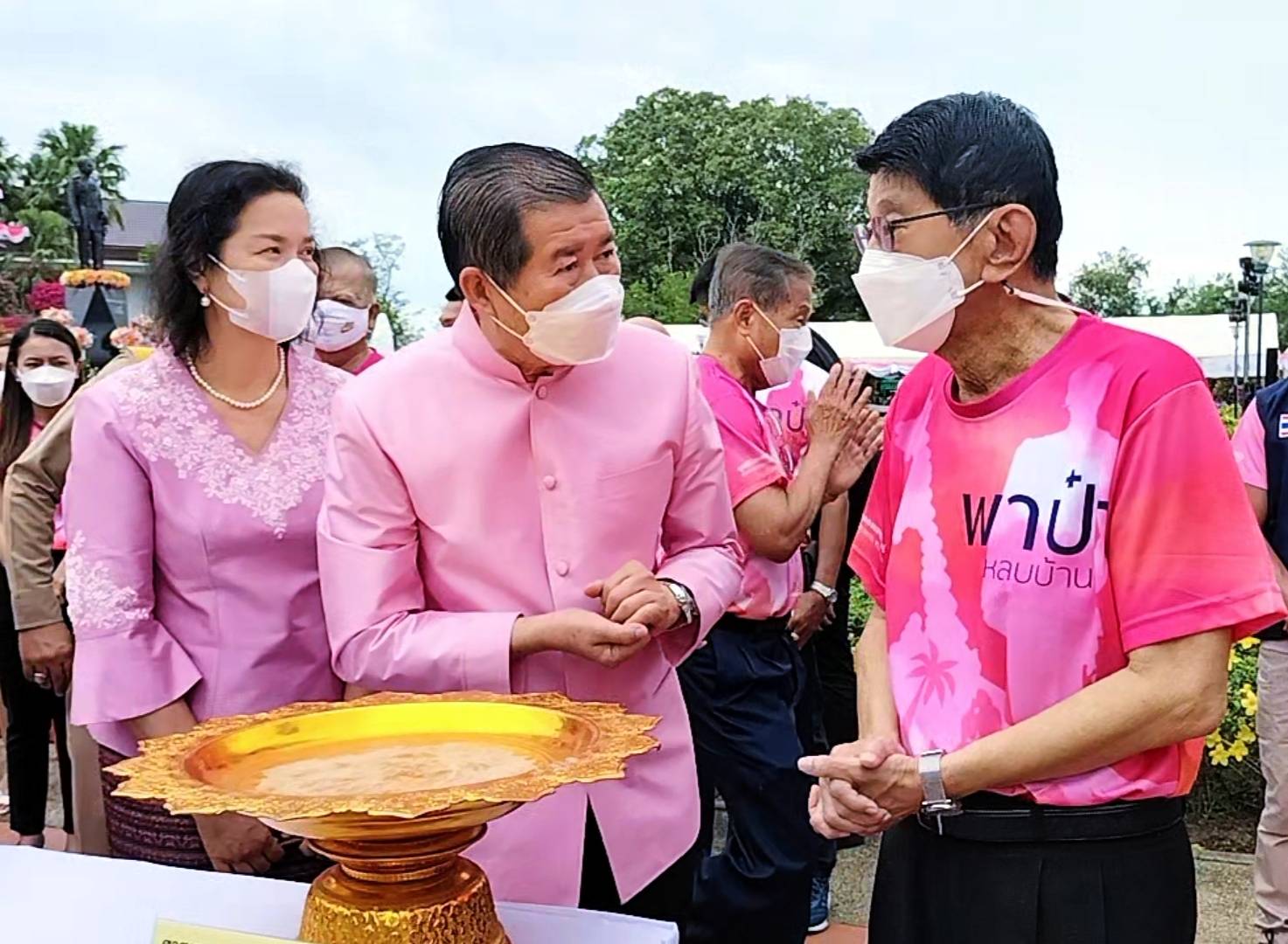  นิพนธ์ ร่วมกิจกรรม "พาป๋าหลบบ้าน" ประกอบพิธีบรรจุอัฐิป๋าเปรมใต้ฐานอนุสาวรีย์ฯ