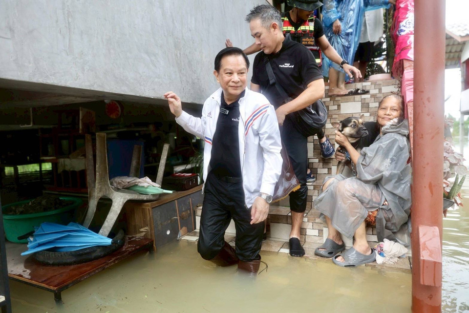 ‘พีระพันธุ์’ ลุยน้ำท่วมพัทลุง มอบถุงยังชีพ 1,000 ชุด กำชับ ส.ส.นิติศักดิ์ ดูแลประชาชนเต็มที่