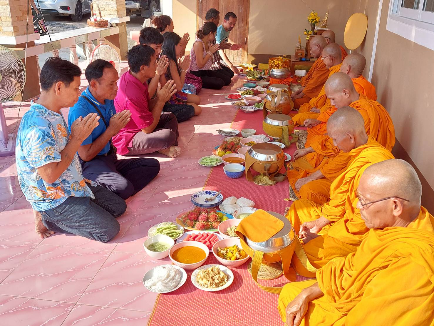 ชาวบ้านแห่ร่วมงานทำบุญบ้านอดีตรองนายกฯผักไหมท่ามกลางความชื่นมื่น