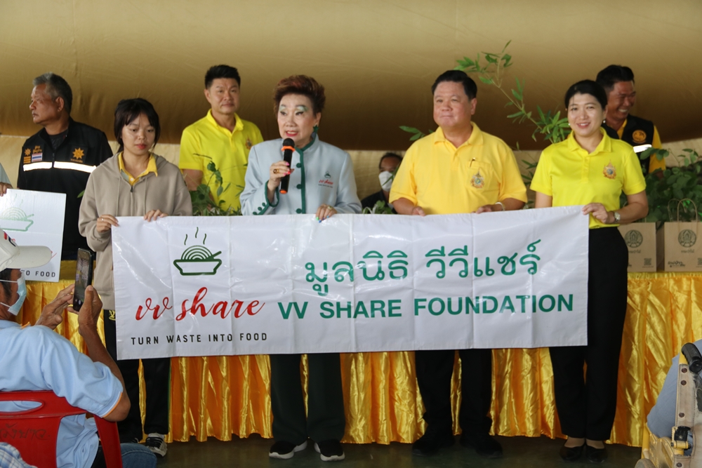 สุพรรณบุรี เลขานุการ รมว.ทส.พร้อมมูลนิธิ วีวี แชร์ มอบอาหาร 1,500 กล่อง ให้ชาวบ้านกลุ่มเปราะบาง