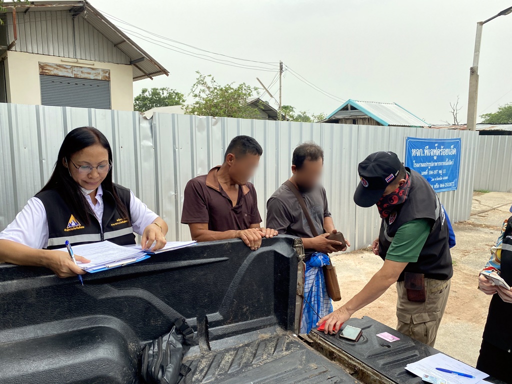  กอ.รมน.ร้อยเอ็ด ลงพื้นที่ตรวจสอบสถานประกอบการ เร่งแก้ปัญหาต่างด้าว-ค้ามนุษย์