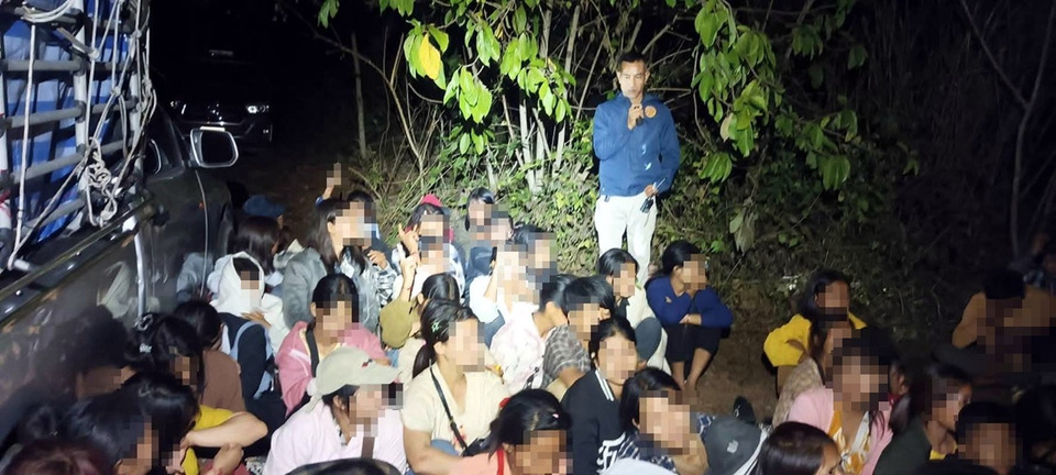กาญจนบุรีสกัดจับแรงงานเถื่อน 112 คน คนขับอึ้งมีเยาวชน 16 ปีร่วมขบวนการ