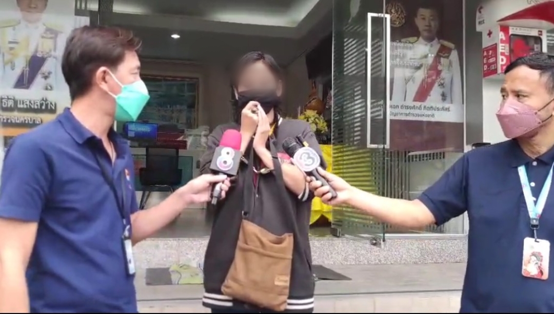 ตร.คุมตัวสาวมือมีดแทงคอฝากขังศาล เจ้าตัวยกมือขอโทษพร้อมเยียวยา
