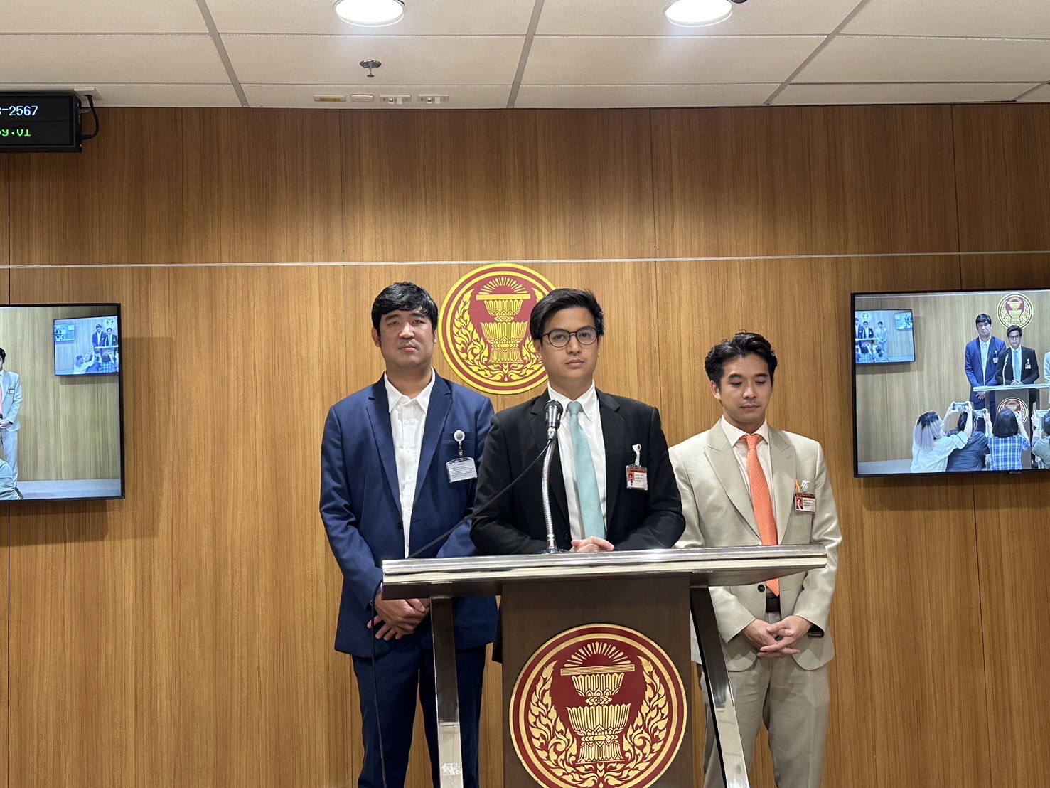 “พรรคประชาชน” แถลงรับไม่ได้ 2 เหตุการณ์ ทำสังคมตั้งคำถาม ต้องเร่งแก้รธน. เดินหน้าเป็นฝ่ายค้านต่อ