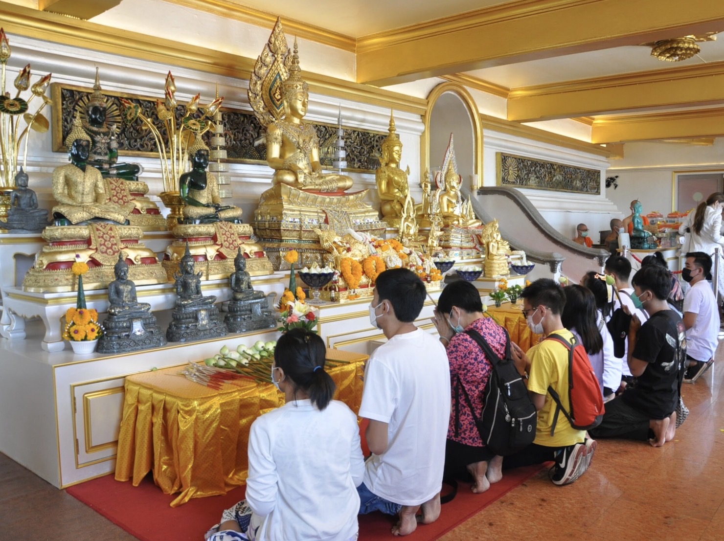 ปชช.หลั่งไหลทำบุญวันเข้าพรรษาเพื่อเป็นสิริมงคล