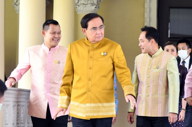 “บิ๊กตู่” หยิบบทวิเคราะห์เศรษฐกิจไทย ให้ ครม.ฟัง แนะ รมต.นิ่ง ไม่พูดเรื่องการเมืองไม่อยากให้เกิดความขัดแย้ง 