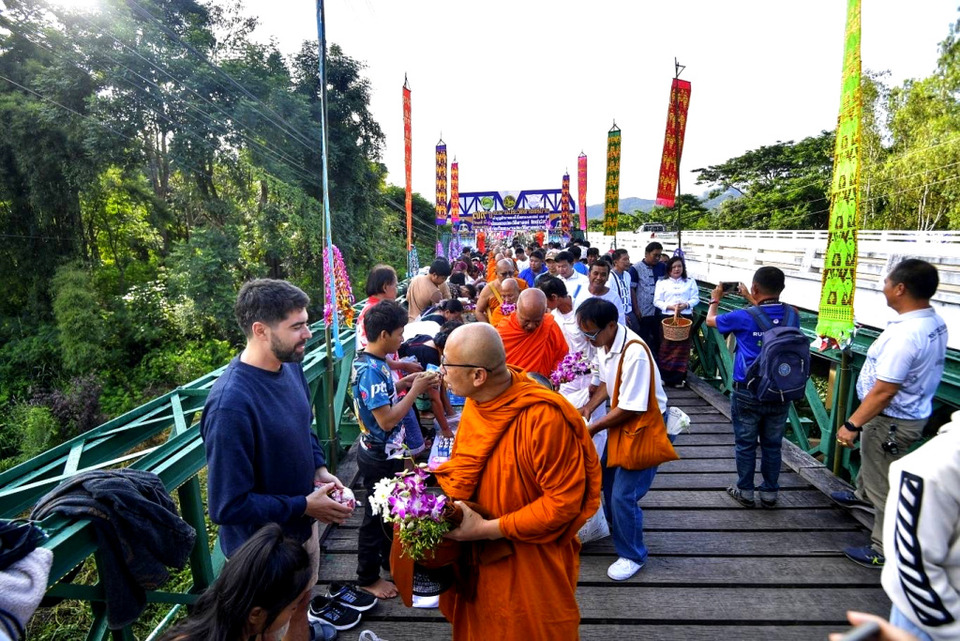 ชาวปายร่วมตักบาตรเทโวโรหณะ 79 รูป ย้อนรอยประวัติศาสตร์สะพานประวัติศาสตร์ปี 2458