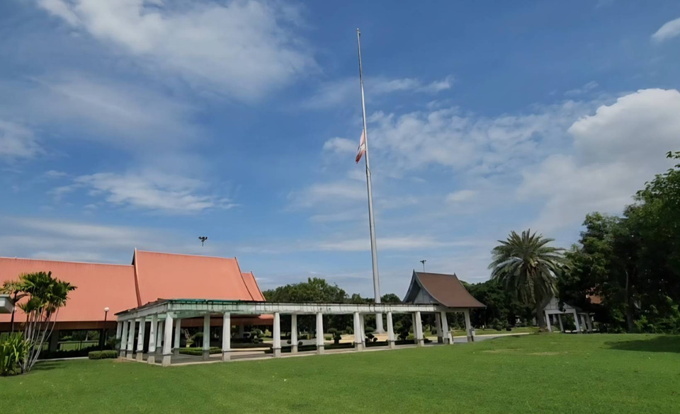 น้อมรำลึกพระมหากรุณาธิคุณ “สมเด็จพระบรมราชชนนีพันปีหลวง” ผู้ทรงก่อตั้งศูนย์ศิลปาชีพบางไทร ลดธงลงครึ่งเสา