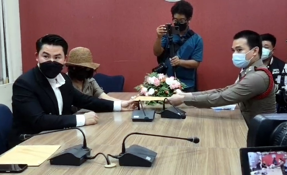 "กัน จอมพลัง" พาเหยื่อสาวแจ้งความเอาผิดโฆษกพรรคการเมืองดัง ส่งภาพลับ-ข่มขู่คุกคาม