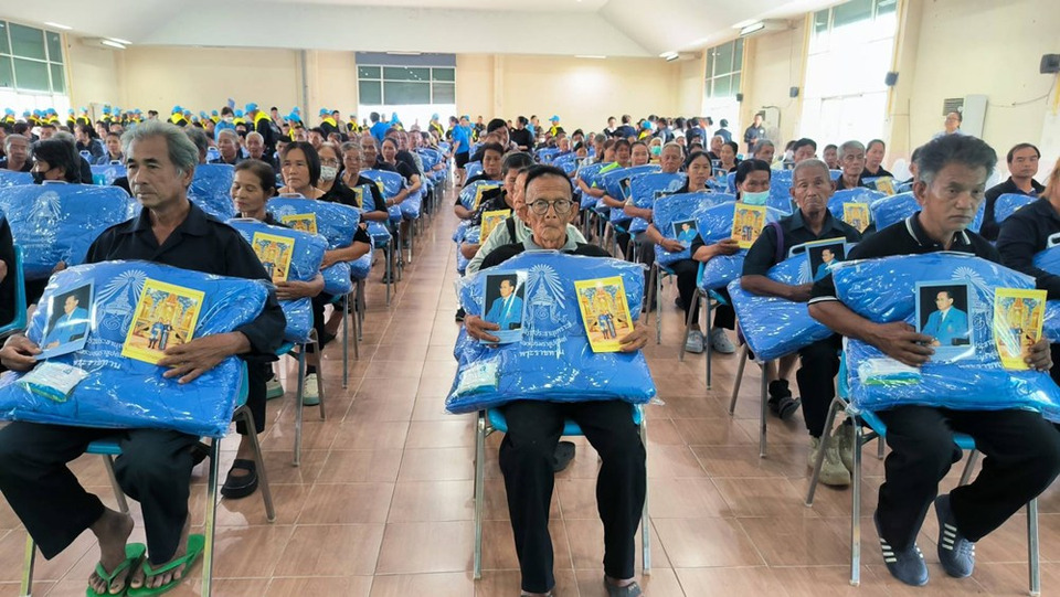 “ยโสธร” มูลนิธิราชประชานุเคราะห์มอบผ้าห่มพระราชทาน 2,500 ผืน บรรเทาภัยหนาวประชาชน