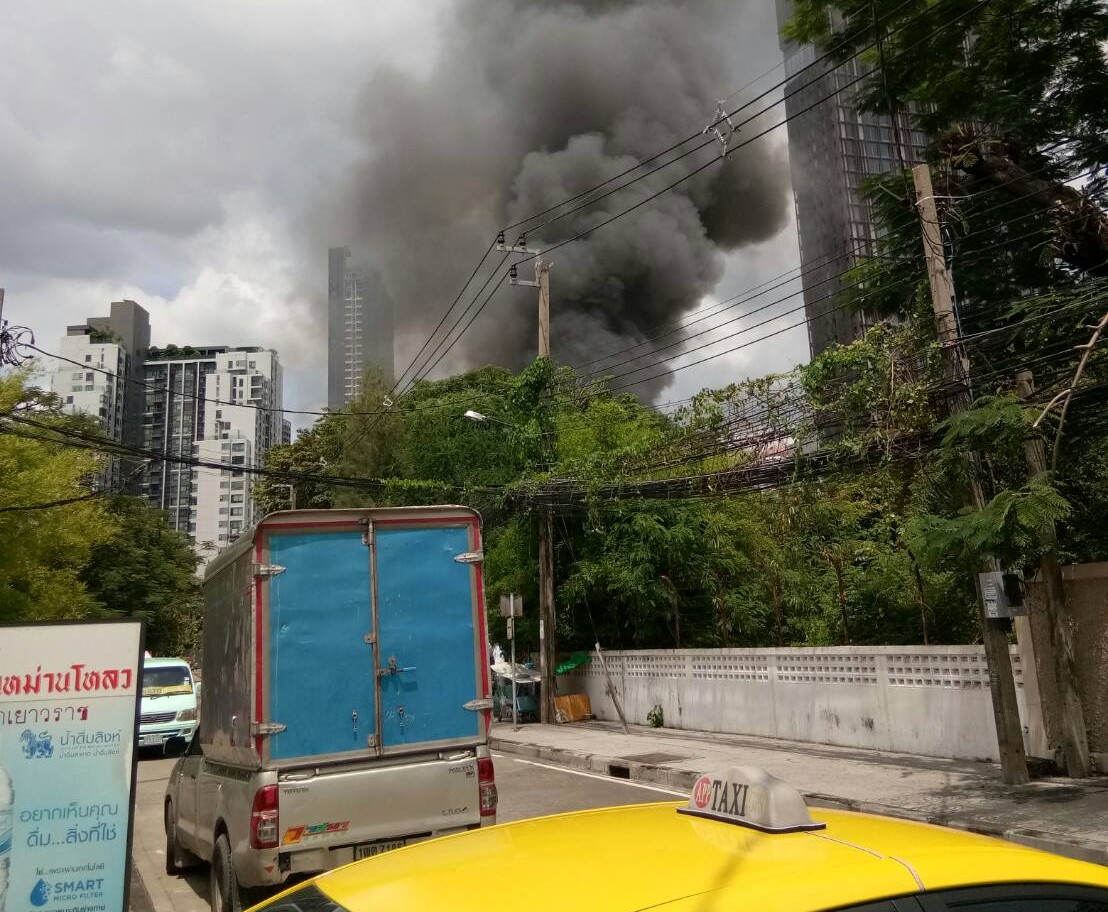 ระทึก!ไฟไหม้รถตู้ระบบไฟฟ้าลุกลามอาคารโรงเรียนนานาชาติ