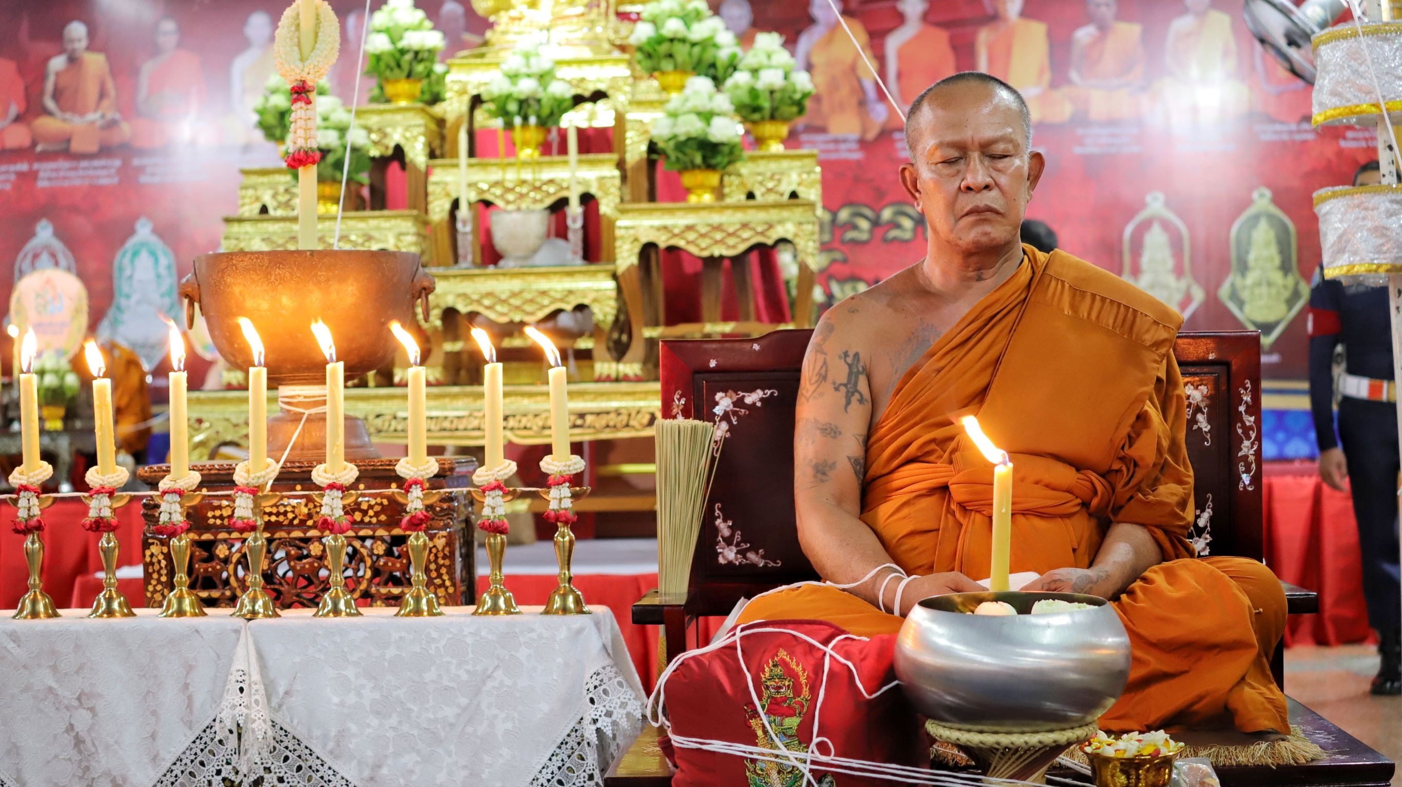 พระเกจิดังแห่งยุค นั่งปรกอธิษฐานจิตพิธีพุทธาภิเษก “ท้าวเวสสุวรรณ รุ่นอริยทรัพย์”(รุ่นแรก)วัดสายไหม จ.ปทุมธานี