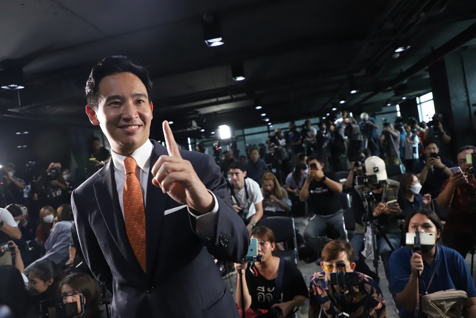 "พิธา" ลั่นพร้อมเป็น "นายกฯ" ประกาศจับมือ "5 พรรค" ตั้งรัฐบาลเสียงข้างมาก 309 เสียง ปิดประตู "รัฐบาลเสียงข้างน้อย" 