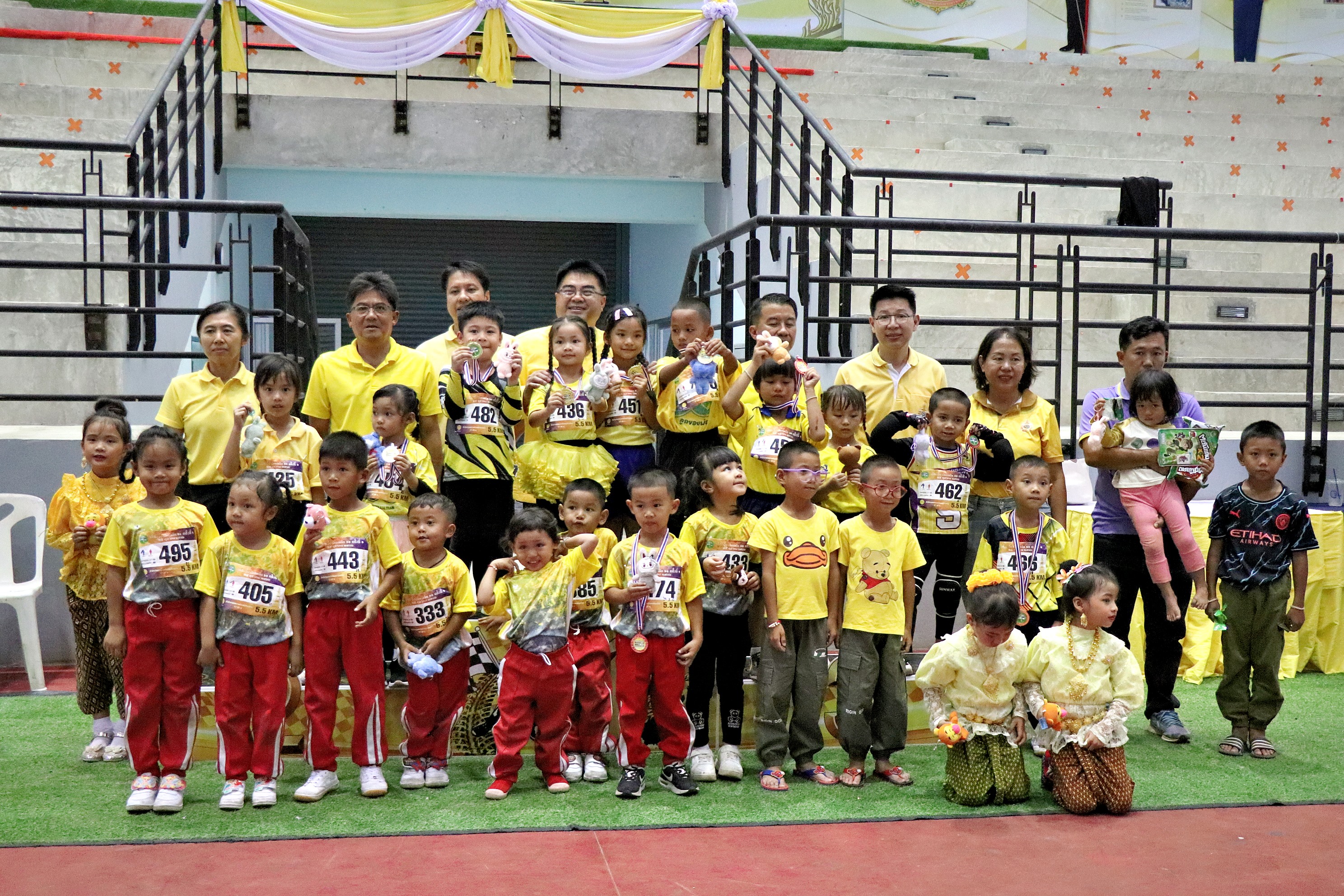 ผู้ว่าฯแม่ฮ่องสอน มอบเหรียญรางวัลให้แก่นักกีฬาในการแข่งขันจักรยานขาไถ