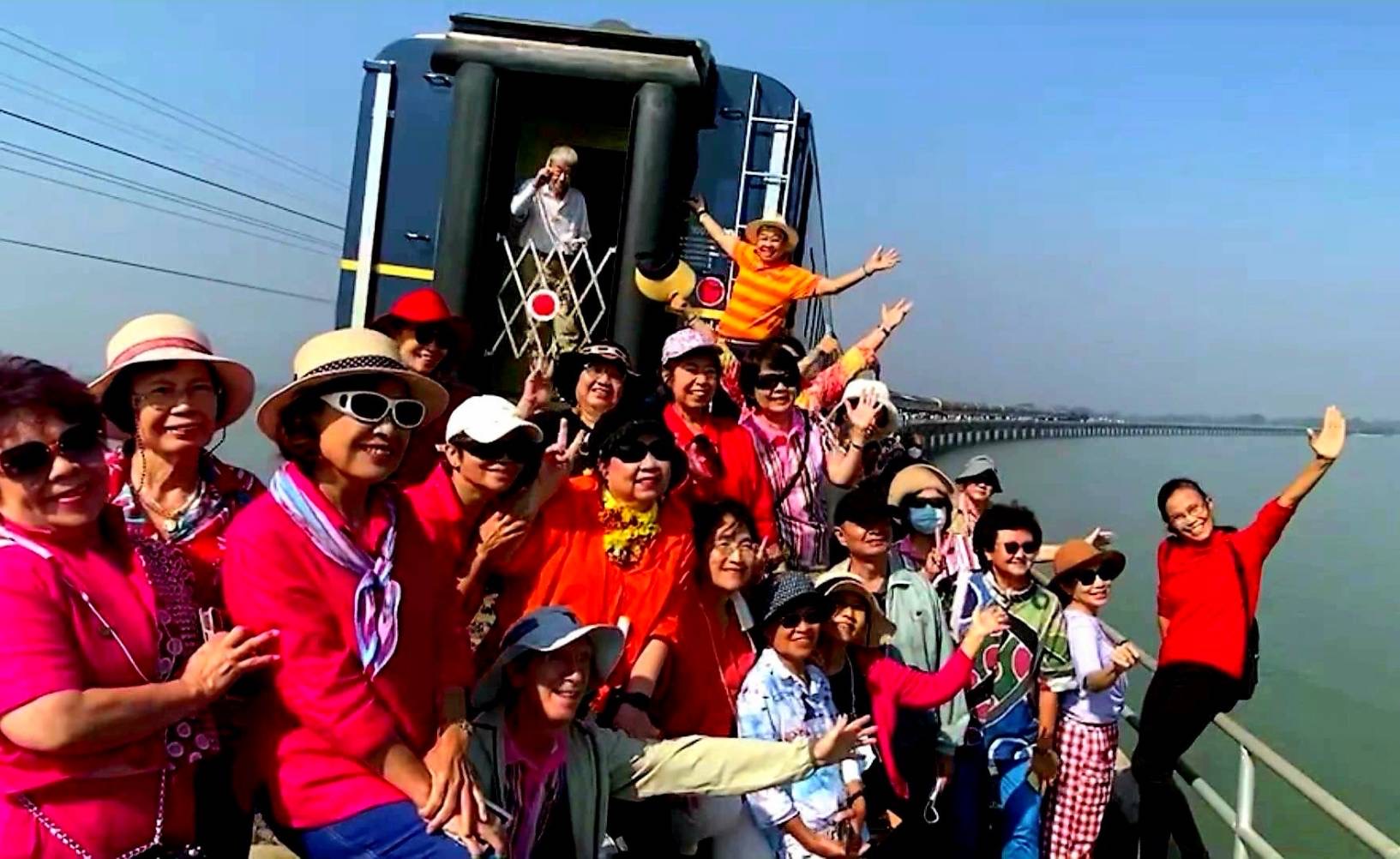สุดคึกคัก!! รถไฟลอยน้ำ ขบวนสุดท้ายของปี บนเขื่อนป่าสักชลสิทธิ์ ลากยาว 19 โบกี้ 