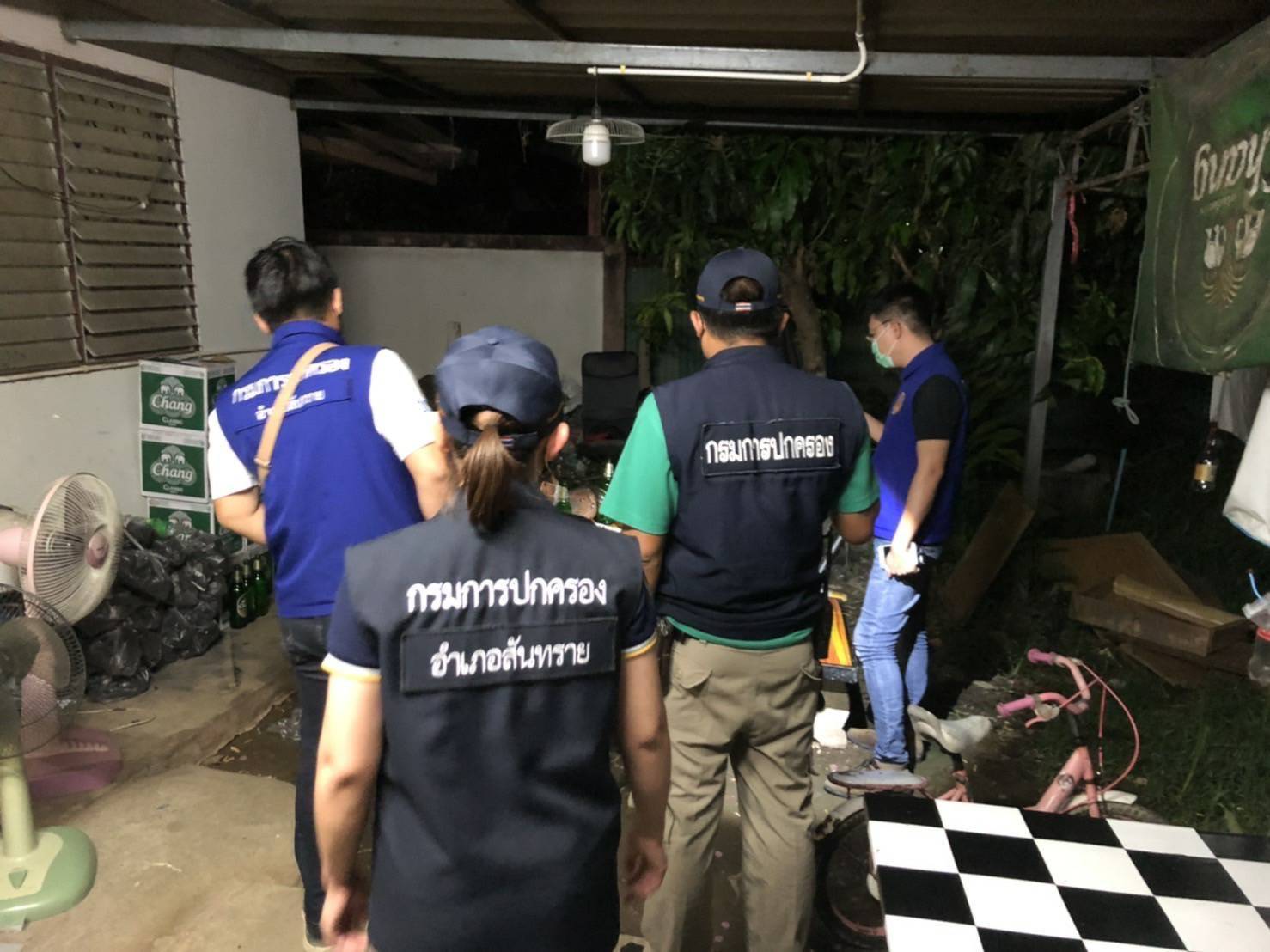 ศปก.ตำรวจ สันทรายจับร้านขายของชำ ปล่อยให้ดื่มแอลกอฮอล์ในร้าน ฝ่าฝืนคำสั่ง