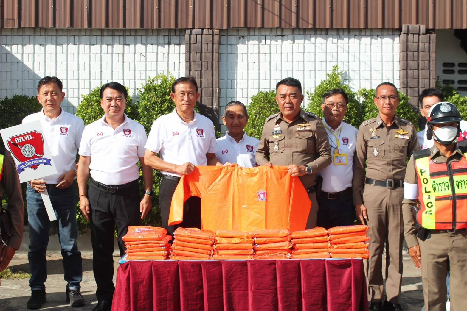 ตำรวจจราจรร้อยเอ็ดรับมอบเสื้อกันฝนเพื่อความสะดวกในการปฏิบัติหน้าที่ 
