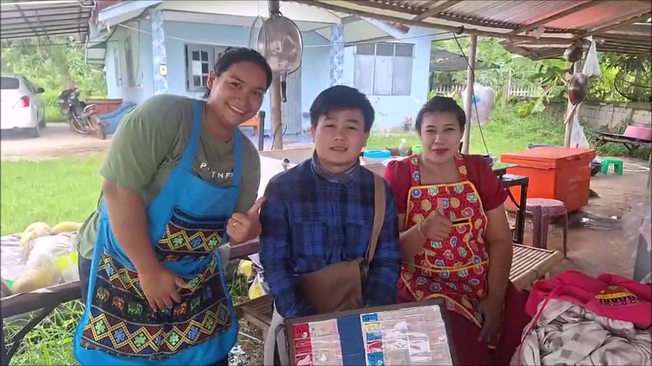 อุดรธานี ส่องเลขเด็ด "เจ๊น้ำ-เจ๊ป๊อบ" ชาว อ.ไชยวาน พากันรวยถูกหวย 12 ล้าน ซื้อจากแผงไอ้หนุ่มรูปหล่อ