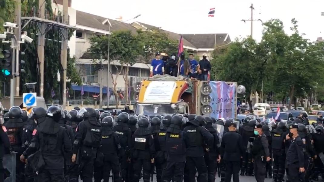 "นิติธร" สั่งรถเครื่องเสียง เตรียมพุ่งชนตร.ขวางทาง หวังฝ่าข้ามสะพานชมัยมรุเชษฐ
