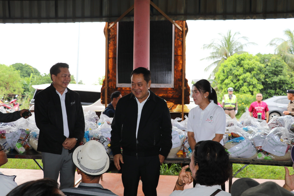  “ทวี สอดส่อง” ลงพื้นที่อ่างทอง ลุยช่วยน้ำท่วม 3 เดือนติด จี้รัฐแก้ปัญหาซ้ำซาก ห่วงชาวบ้านอยู่กันลำบากยาวนาน