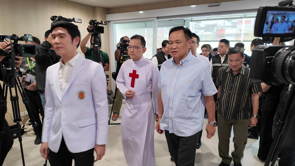 “อนุทิน” รุดเยี่ยมเหยื่อรถไฟชนรถเมล์แยกอโศก เจ็บสาหัส 2 ราย ยังโคม่าอยู่ ICU 