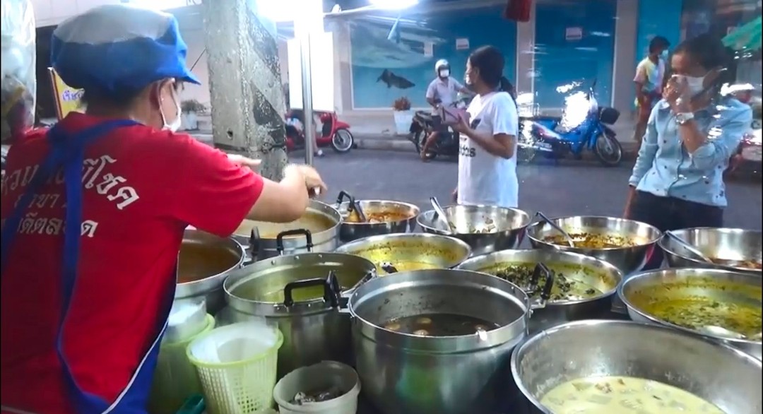 ร้านข้าวแกงที่ จ.สงขลาใช้วิธีทำฉากพลาสติกใสมากั้นหน้าร้านป้องโควิด-19