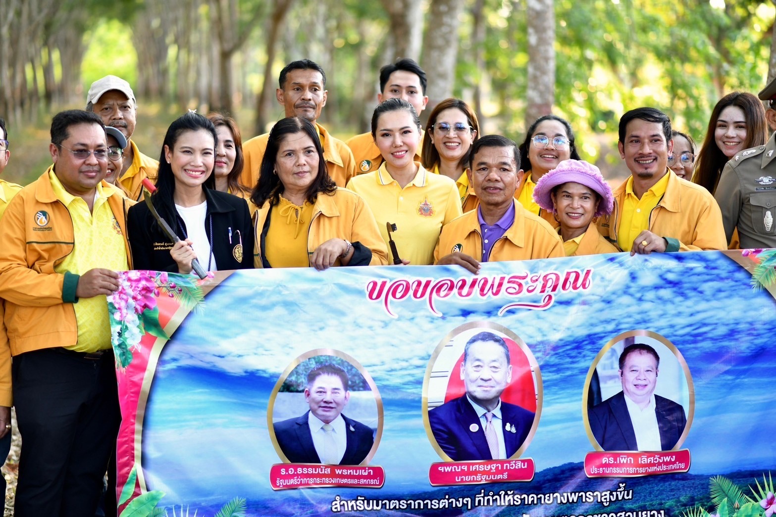 2 รองโฆษกฯ กรีดยางโชว์ บอก รบ. ให้ความสำคัญเกษตรกร ชาวสวนยางขอบคุณทำราคายางพาราสูงขึ้น