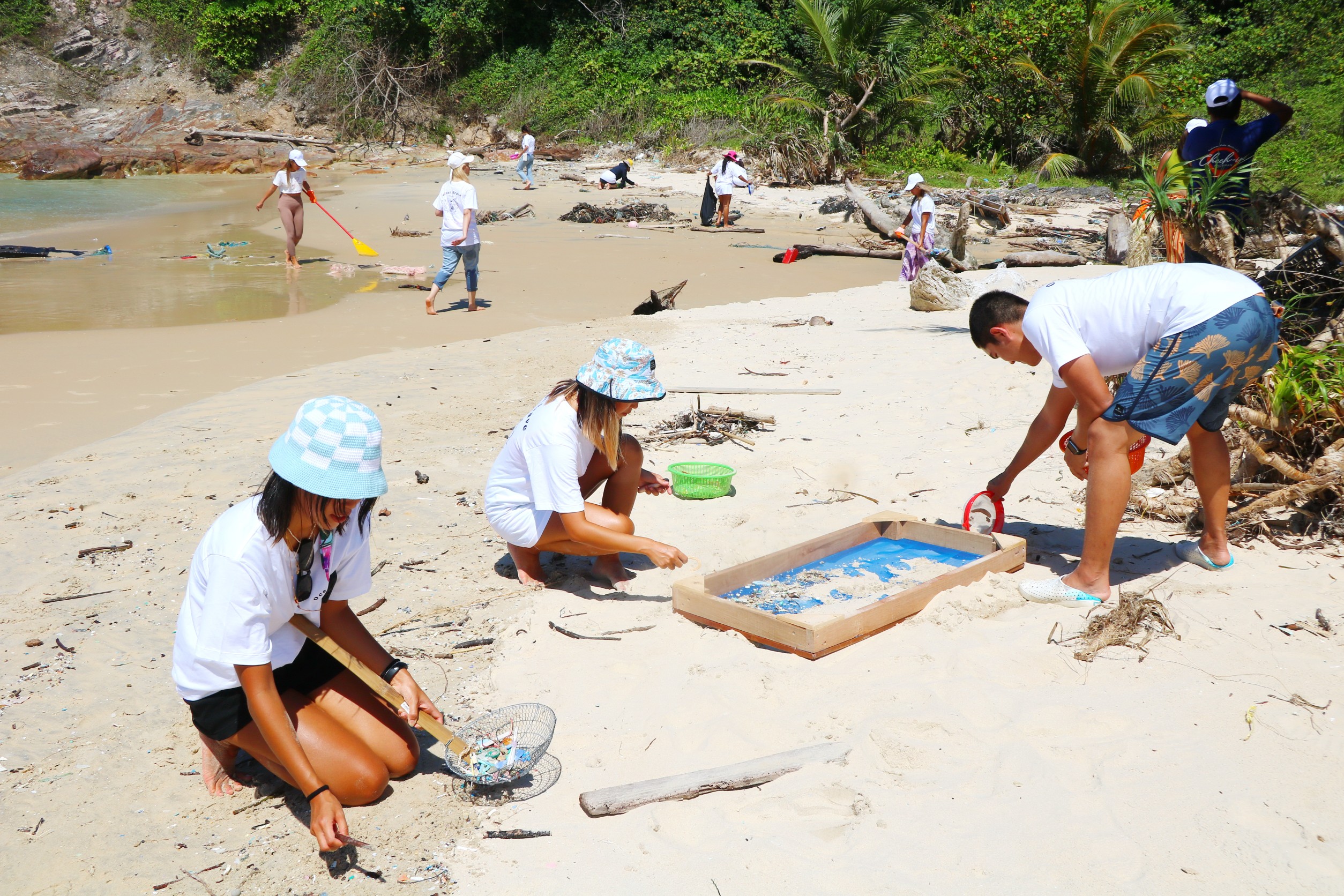 กลุ่มคนรุ่นใหม่หัวใจอนุรักษ์รวมพลังเก็บขยะชายหาด รับเปิดฤดูการท่องเที่ยวพังงา   