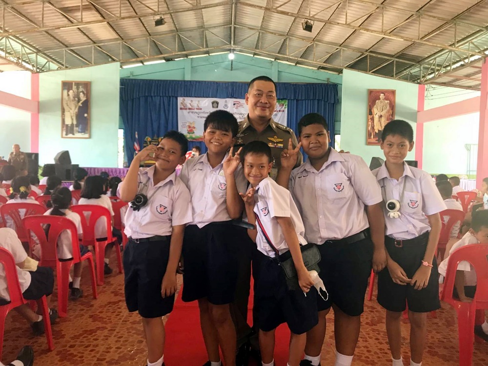 ตร.แดร์ยโสธร รณรงค์ต้านภัยยาเสพติด พร้อมรวมพลคน D.A.R.E. เพื่อน้องวัยใสต้านภัยยาเสพติด