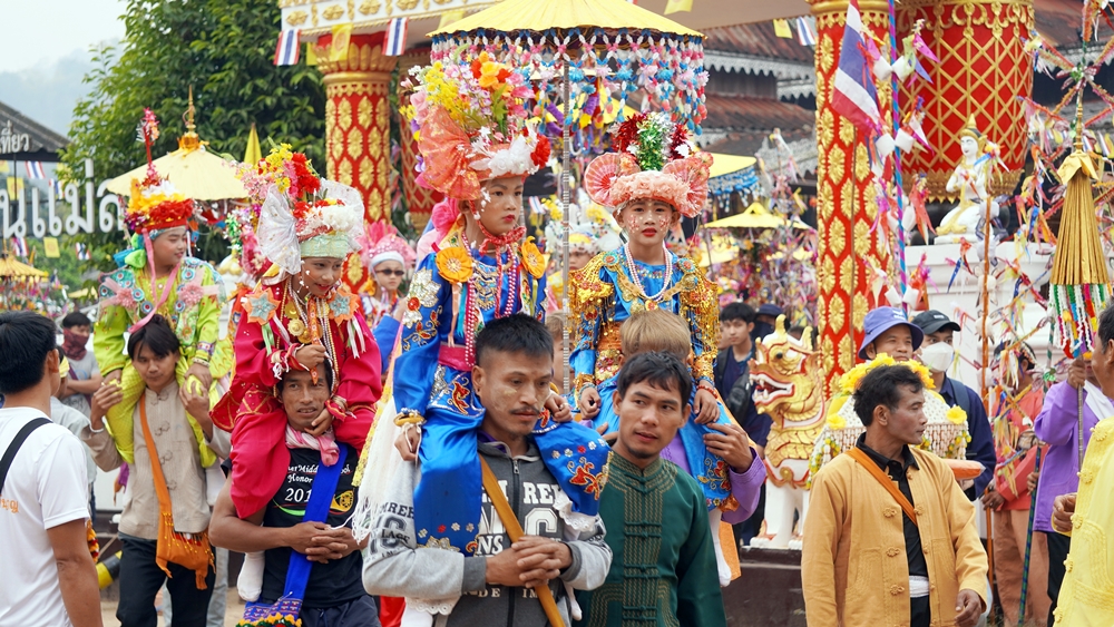 จัดยิ่งใหญ่!! ชาวชาติพันธุ์ตำบลปางมะผ้า นับพันคนร่วมแห่โคหลู่ ในงานประเพณีปอยส่างลอง