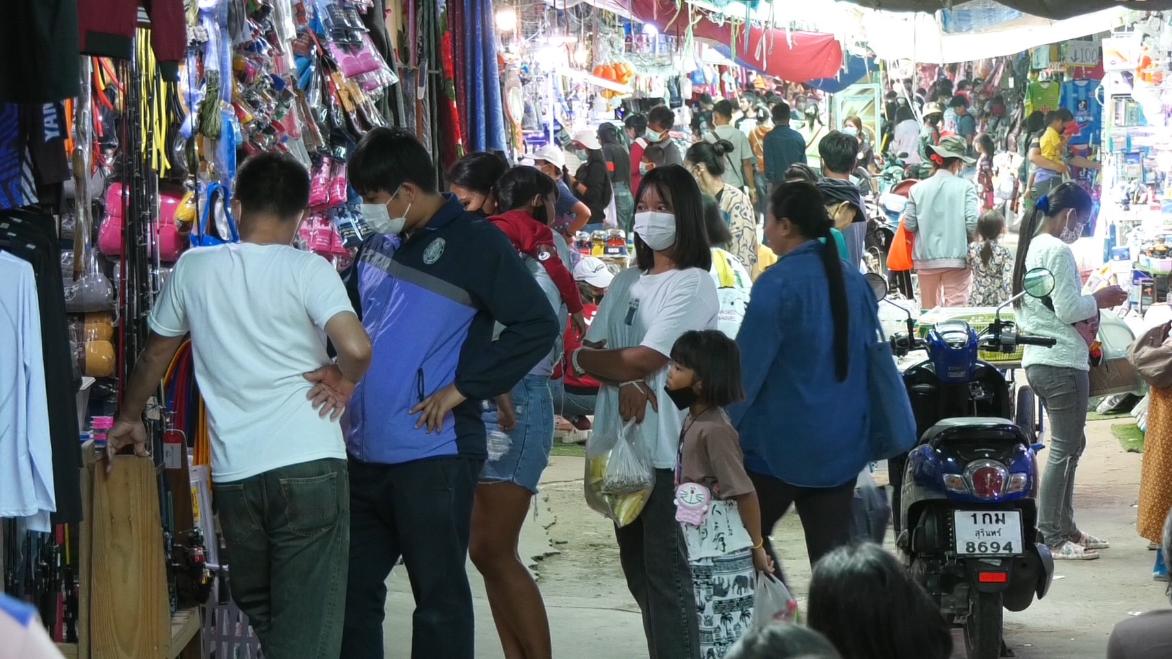 ตลาดชายแดนช่องจอมคึกคักนักท่องเที่ยวชาวไทยจากทุกสารทิศแวะชื้อสินค้าเงินสะพัดกว่า 30 ล้าน 